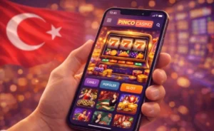 Türkiye’de Pinco Casino mobil uygulamasını kullanan bir kullanıcıyı gösteren görsel, akıllı telefonda online casino oyunları ve modern mobil arayüz ile